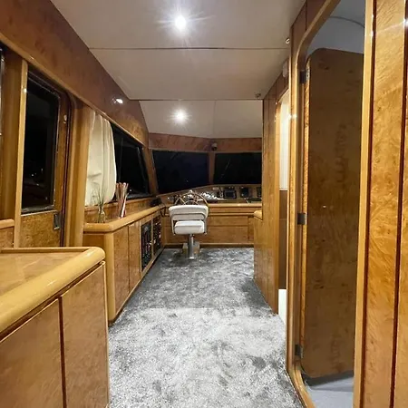 Botel Yate Aloha